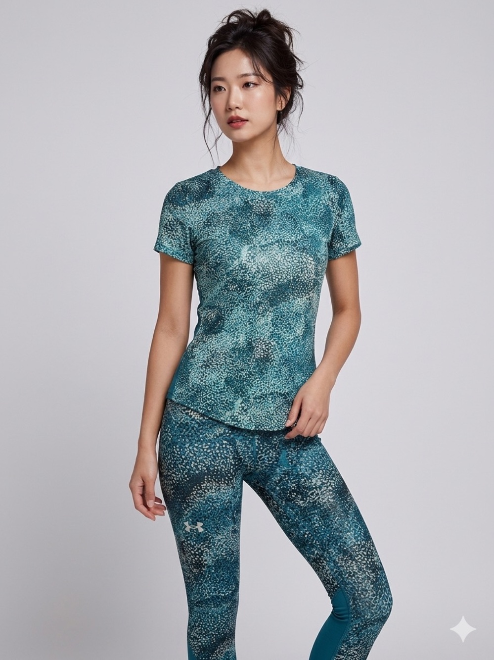 Set of Under Armour Women Teal Patterned Short Sleeve Training Tee and Leggings